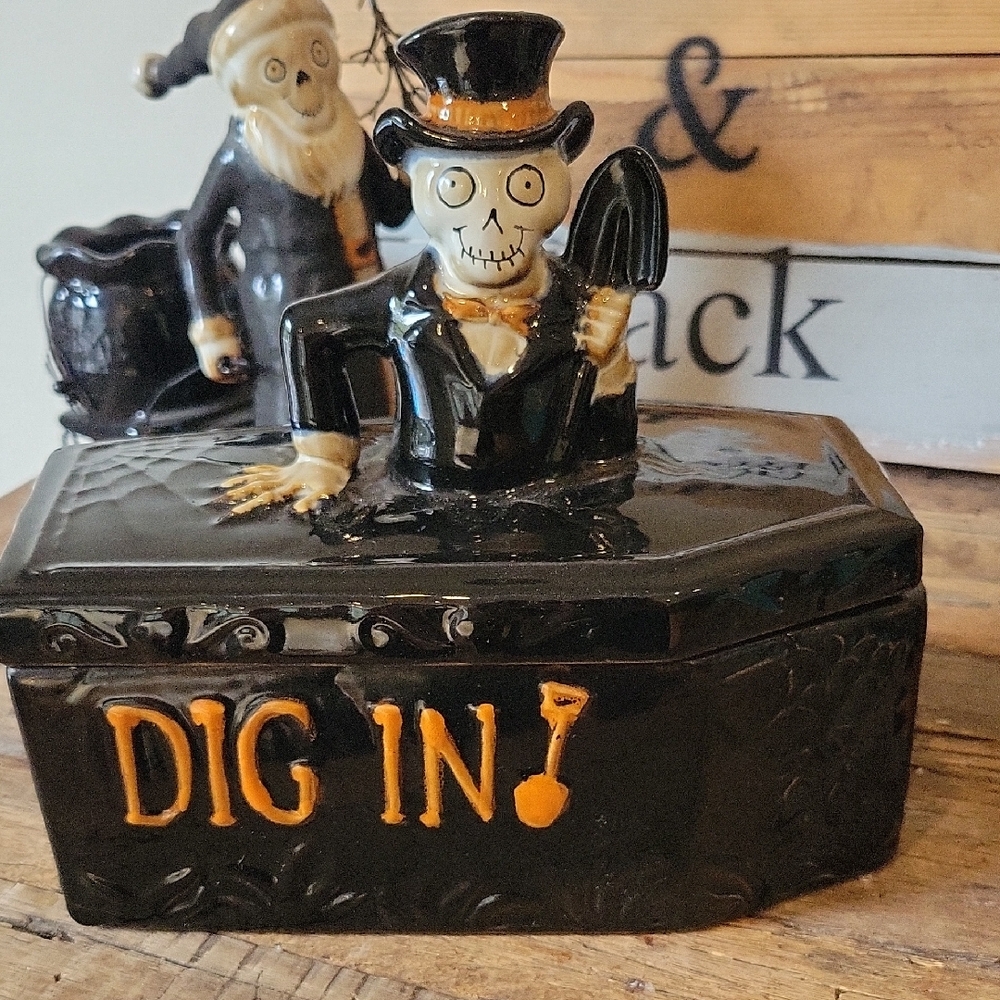 Yankee Candle 2014 Boney Bunch Dig In  Covered Coffin Candy Dish